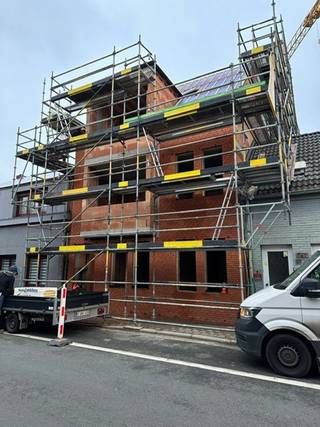 Dit nieuwbouwproject is gelegen in het centrum van Stabroek en voorziet 3 appartementen, 3 garageboxen en gem. afvalberging en fietsberging.<br /><br />De appartementen omvatten 1 of 2 slaapkamers en zijn bereikbaar via een gemeenschappelijke traphal zonder lift.<br /><br />Alle appartementen worden volledig afgewerkt met hoogwaardige materialen volgens het bijgevoegd lastenboek. De koper beschikt over ruime budgetten om het appartement naar eigen wens af te werken.<br /><br />Het gelijkvloers appartementen is voorzien van een zonnige tuin. De andere appartementen beschikken over een terras.<br /><br />Achteraan zijn er 3 garageboxen aanwezig met toegang langs de Smoutakker en te voet ook langs de Kleine Molenweg.<br /><br />Er werd gestreefd naar een stijlvolle en moderne vormgeving, die focust op kwaliteitsvol wonen met aandacht voor licht en lucht.<br /><br />De garageboxen zijn verplicht mee aan te kopen. De prijs bedraagt 24.500,00 EUR excl. btw en registratierechten.<br /><br />De werken zullen starten vanaf 01/08/2025.<br /><br />Voor meer informatie, contacteer Lauren van der Poel via 03 568 03 03 of lauren@vastgoed03.be<br /><br />Plannen en lastenboek kan u op onze website downloaden.