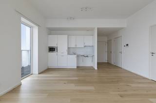 Dit 2 slaapkamer appartement te koop bevindt zich op de 15e verdieping in de parktoren te Antwerpen. Dankzij de hoge ligging geniet je van een open...