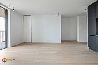 Op een uitstekende locatie in het hart van Mechelen bevindt zich dit energiezuinige appartement (EPC label = A) met één slaapkamer en een westgericht terras, gelegen in een recent en kwalitatief nieuwbouwproject. Het bruisende stadscentrum, met een ruim aanbod aan cultuur, horeca, scholen en openbaar vervoer, bevindt zich op wandelafstand. Het appartement wordt nog geschilderd voor intrede.<br /><br />Het appartement is gelegen op de vijfde en tevens bovenste verdieping van het gebouw en wordt betreden via een inkomhal met apart gastentoilet en een praktische berging. De lichtrijke leefruimte geniet van een aangename lichtinval dankzij de grote raampartijen en biedt voldoende ruimte voor een gezellige zithoek en een aparte eetplaats. De open keuken is mooi geïntegreerd in het geheel en uitgerust met kwalitatieve toestellen. Zowel de leefruimte als de slaapkamer geven toegang tot het ruime terras van 20 m², waar u in alle rust en privacy kunt genieten van de namiddag- en avondzon, met een prachtig uitzicht op de Dijle en het recent aangelegde natuurpark. Verder beschikt het appartement over een comfortabele slaapkamer met een volledig ingerichte badkamer, voorzien van lavabo, toilet en inloopdouche. Tot slot is er nog een private ondergrondse berging inbegrepen. Het appartement is onmiddellijk beschikbaar. De maandelijkse gemeenschappelijke kosten bedragen €100 - exclusief verbruik nutsvoorzieningen. EPC bouw nog in opmaak.<br /><br />U dient een bezoekaanvraag in te dienen via het zoekertje op onze website via de knop "vraag bezoek aan".<br /><br />Dit is een uitstekende opportuniteit als u op zoek bent naar een kwalitatief appartement in een recent gebouw op een centrale locatie te Mechelen. Contacteer ons voor meer informatie of neem een kijkje op www.boonstravastgoed.be.<br /><br />Bijzonderheden:<br />- Prachtig uitzicht<br />- Uitstekende locatie<br />- Ondergrondse berging