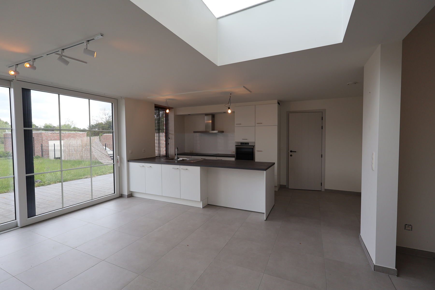 Een ruime nieuwbouwwoning met 3 slaapkamers, terras, tuin en garage.  - foto 4