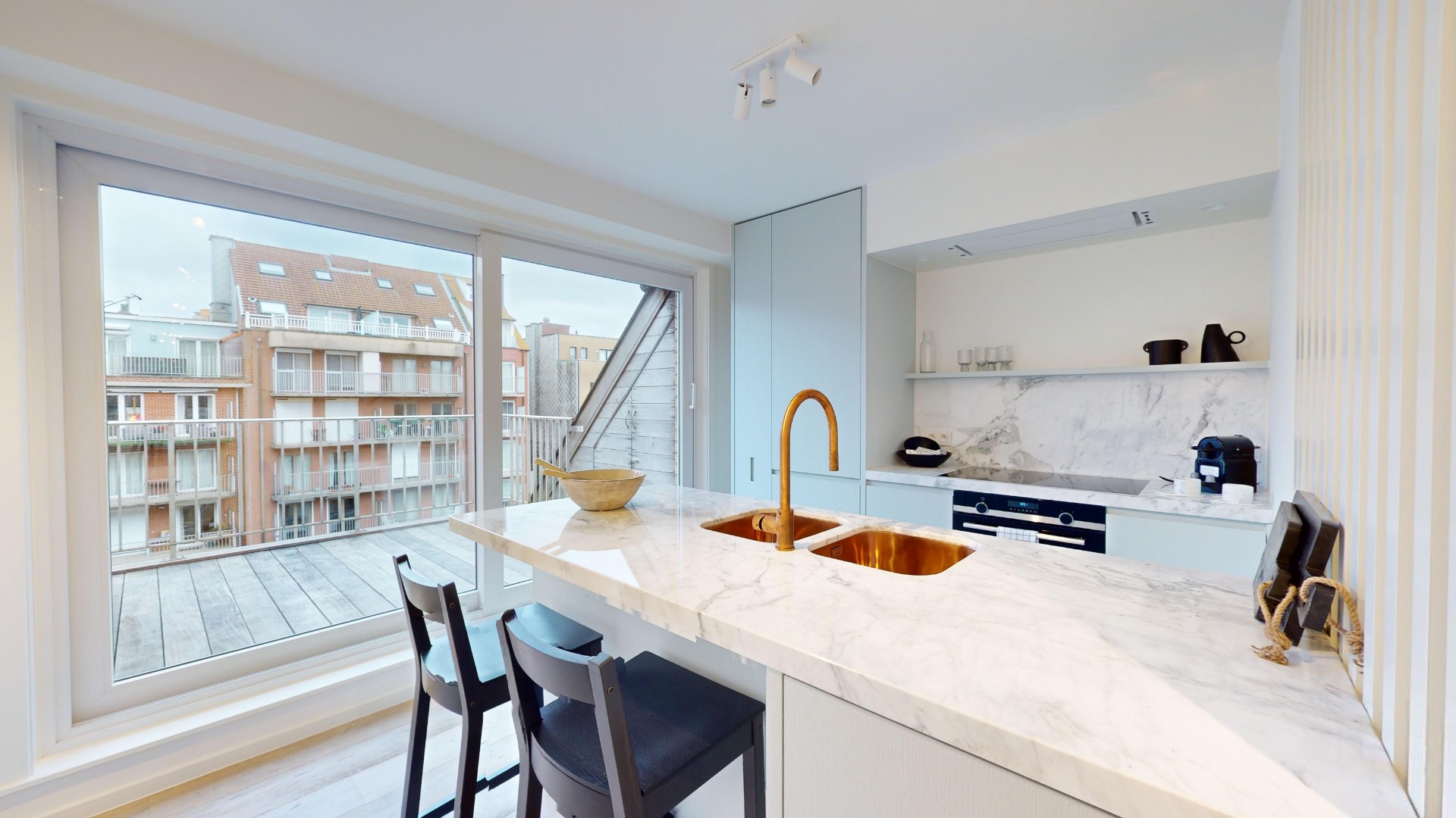 Gerenoveerd duplex appartement met 3 slaapkamers gelegen op de Leopoldlaan te Knokke op wandelafstand van de Zeedijk en de Lippenslaan. - foto 5