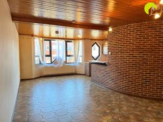 <p><span>Aan de Liersesteenweg bevindt zich dit aangename appartement in een kleinschalig gebouw, met openbaar vervoer vlak voor de deur en alle nodige winkels in de onmiddellijke omgeving. Het appartement is bereikbaar via de parking, waar zich tevens een optionele staanplaats bevindt die kan bijgehuurd worden.</span></p><p><span>Indeling:</span><span><br />Via de parking bereiken we het gebouw en gaan we naar de eerste verdieping. We komen binnen in de inkom-/nachthal, die toegang biedt tot de verschillende ruimtes van het appartement.<br />Achteraan bevinden zich de twee slaapkamers, waaronder één ruime en één kleinere slaapkamer.<br />Verder vinden we de badkamer uitgerust met een ligbad en een apart toilet.<br />Vooraan bevindt zich de ruime leefruimte met aansluitend de volledig uitgeruste keuken, voorzien van alle nodige toestellen. Naast de keuken bevindt zich nog een praktische berging met aansluiting voor een wasmachine.</span></p><p><span>Nuttige informatie:</span><span><br />· Gemeenschappelijke kosten: 20 euro/maand (inclusief minuterie van de gemeenschappelijke delen, ledigen van de septische put en onderhoud van de parking)<br />· Huurwaarborg: 3 maanden<br />· Plaatsbeschrijving: 225 euro<br />· EPC: 192 kWh/(m² jaar) label B<br />· Onmiddellijk beschikbaar<br />· Optionele staanplaats bij te huren: 45 euro/maand</span></p><p><span> </span></p><p><span>Boek nu zelf ONLINE uw afspraak in. Surf naar het betreffende eigendom op onze website www.habicom.be en klik op de roze knop 'PLAN EEN BEZOEK'. </span></p><p><span>Kies het moment dat u het beste uitkomt, vul de gevraagde contactgegevens in en klik nadien op verzenden om te bevestigen.</span></p><p><span> </span></p>