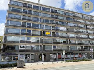 <p><br />Welkom in dit lichtrijke en aangename appartement op de derde verdieping aan de Victor Govaerslaan in Merksem. Het gebouw is voorzien van een lift, wat zorgt voor een optimaal toegankelijk en comfortabel woongevoel. Bij het betreden van de leefruimte valt meteen de royale lichtinval op dankzij de grote raampartijen aan de voorzijde. Vanuit de woonkamer stapt u zo het overdekte terras op, dat over de volle breedte strekt en een fijne buitenruimte van 7 m² biedt. Aan de achterzijde bevindt zich een tweede, intiemer terras van 2 m², direct toegankelijk via de tweede slaapkamer. De indeling is uitermate praktisch met een ruime hoofdslaapkamer van 14 m², een aparte dressing of berging, een badkamer met ligbad en wasaansluitingen, en een afzonderlijk toilet. Dankzij de gunstige locatie woont u op een zucht van buurtwinkels, scholen en openbaar vervoer, met een uitstekende en snelle verbinding richting het centrum van Antwerpen en de belangrijkste invalswegen. Met een uitstekend EPC-label B, een gemeenschappelijke fietsenstalling én het grote voordeel dat de meeste meubelen verplicht blijven staan en worden overgenomen (waardoor u bespaart op registratierechten voor roerende goederen), vormt dit op te frissen pand de ideale kans voor een starter of als waardevolle investering.</p>
<p></p>
<p><strong>Belangrijkste troeven en pluspunten:</strong></p>
<ul>
<li>Nabij winkels, scholen, openbaar vervoer en invalswegen naar Antwerpen.</li>
<li>Zeer lichtrijk met twee terrassen (7 m² voorzijde, 2 m² achterzijde).</li>
<li>Twee slaapkamers (14 m² en 9 m²), aparte dressing/berging, badkamer met ligbad en apart toilet.</li>
<li>Gebouw met lift en gemeenschappelijke fietsenstalling.</li>
<li>Gunstig EPC-label B.</li>
<li>Verplichte overname van de meeste meubelen (geen registratierechten op roerende goederen).</li>
<li>Optie tot aankoop van een afgesloten garagebox (€ 20.000).</li>
<li>Ideaal als starterswoning of investering.</li>
</ul>
<p></p>