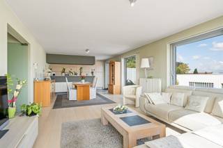 <h3><span>Appartement met drie slaapkamers, 2 terrassen en autostaanplaats in Vichte</span></h3><p><span>In een rustige woonomgeving in Vichte bevindt zich dit verzorgd appartement van 139 m². Het maakt deel uit van een hedendaags appartementsgebouw met een verzorgde groenaanleg en biedt een aangename combinatie van ruimte, comfort en een praktische indeling.</span></p><p><span>De inkomhal geeft toegang tot de verschillende vertrekken. Centraal ligt de ruime leefruimte met open keuken. Grote raampartijen en schuiframen zorgen voor veel natuurlijk licht en verbinden de woonkamer rechtstreeks met het terras (44m²). Hier geniet je in alle rust van de buitenruimte.<br />De open keuken sluit mooi aan bij de leefruimte en is voorzien van de nodige toestellen en werkruimte. </span></p><p><span>Het appartement beschikt over drie slaapkamers. De hoofdslaapkamer heeft rechtstreeks toegang tot een terras (16m²), terwijl ook de andere kamers voldoende ruimte bieden.<br />Verder zijn er een badkamer met inloopdouche en wastafel en een apart toilet. In de badkamer is er ruimte voorzien voor de installatie van een bad. De nodige aansluitingen en afvoer zijn reeds aanwezig. </span></p><p><span>Bij het appartement hoort bovendien een eigen autostaanplaats en een praktische kelderberging, wat zorgt voor extra parkeergelegenheid en bergruimte.</span></p><p><span>De residentie ligt in Vichte, met winkels, voorzieningen en belangrijke verbindingswegen in de buurt. <br />Kortom, een appartement voor wie op zoek is naar ruimte, vlotte bereikbaarheid en toch in een rustige omgeving wenst te wonen.</span></p>
