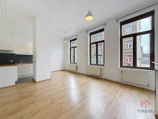 <p><b>SCHAERBEEK</b>, vlak bij het openbaar vervoer en alle voorzieningen, appartement van ± 80 m² op de 1e verdieping van een rustig appartementencomplex. Het bestaat uit een inkomhal, een woonkamer van ± 28 m², een ingerichte keuken, 2 mooie slaapkamers, een badkamer, 1 apart toilet, een kelder en de mogelijkheid om een inpandige parkeerplaats te huren voor 100 € extra per maand. Beschikbaar vanaf 01/06/2026!</p>
<p>EPB: G!</p>
<p><u><strong>Gelegen op de 1e verdieping</strong></u></p>
<ul>
<li>Inkomhal</li>
<li>Apart toilet</li>
<li>Woonkamer van ± 28 m²</li>
<li>Ingerichte keuken (oven, kookplaten, afzuigkap, koelkast, diepvriezer, ruimte voor wasmachine of vaatwasser)</li>
<li>Slaapkamer 1 van ± 20 m² (4,1 x 3,7 m)</li>
<li>Slaapkamer 2 van ± 12,5 m² (2,8 x 2,9 m)</li>
<li>Badkamer</li>
</ul>
<p>Kelder</p>
<p>Overdekte parkeerplaats nr. 1 voor 100 €/maand OPTIONEEL</p>
<p><u>Voorziening voor lasten</u>: 160 €/maand (15 € gemeenschappelijke kosten - 115 € verwarming - 30 € water)</p>
