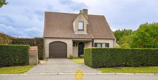 Aan het einde van een rustige straat, ligt deze gezinswoning op een royaal perceel van 931 m². Hier woont u in alle rust, met zicht op...