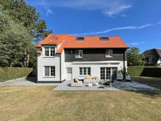 Perfect georiënteerde koppelvilla verscholen in een paadje in het Zoute, op enkele stappen van de Dominicanenkerk en de zee. Indeling: inkom met gastentoilet en vestiaire, lichtrijke woonkamer met open haard en eetkamer met toegang tot het terras en tuin, volledig ingerichte keuken met ontbijthoek, praktische berging. Op de eerste verdieping: hoofdslaapkamer met ensuite badkamer met douche (douche, lavabo en toilet). Tweede en derde ruime slaapkamer met inbouwkasten. Aparte badkamer met douche en lavabo. Bureau of tv-hoek. Op de 2e verdieping: slaapkamer en 2 extra ruimtes. Inpandige garage en toegang tot de ruime kelder. Kelder inclusief wijnkelder, opslagruimtes. Diverse parkeerplaatsen voor het huis.