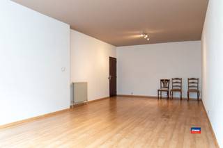 <p><span>WILRIJK | ZEER GUNSTIG GELEGEN GELIJKVLOERSAPPARTEMENT MET TWEE SLAAPKAMERS, TUIN EN GARAGEBOX | EPC C |</span></p><p><span>Indeling : inkomhal met gastentoilet - ruime woonkamer (38m²) - geïnstalleerde keuken met aansluiting wasmachine/droogkast - badkamer met inloopdouche en dubbele wastafel - bergplaats met CV-unit - 2 slaapkamers aan de achterkant - grote tuin met zij-ingang - garagebox met kantelpoort en grote achterliggend bergplaats.</span></p><p><span>Maandelijkse kosten bedragen 120 euro (water, minuterie, blokpolis, spaarfonds).</span></p><p><span> </span></p><p><span>EXTRA TROEVEN :</span></p><ul><li><span>Recent vernieuwde ramen met automatische rolluiken aan de achterzijde (2026)</span></li><li><span>Conforme elektrische installatie</span></li><li><span>Op wandelafstand van de Bist (commerciële centrum)</span></li><li><span>Uitstekend bereikbaar via E19 - A12</span></li></ul>