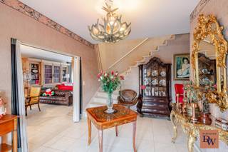 Op een strategische ligging langs een belangrijke uitvalsweg in Zottegem bevindt zich deze uitzonderlijke Spaanse villa, die charme, ruimte en veelzijdigheid perfect combineert.<br />De woning dateert van 1992 en werd in 2011 grondig gerenoveerd en uitgebreid met een royale aanbouw.<br />Deze aanbouw wordt vandaag gebruikt als woonruimte, maar biedt tal van mogelijkheden: ideaal als <strong>privéwoning met kantoor of praktijk</strong>, <strong>horecazaak</strong> (professionele keuken is nog aanwezig) of als <strong>extra woonunit</strong>.<br />De villa beschikt momenteel over <strong>twee ruime leefruimtes elk in hun eigen stijl, twee keukens, een bijkeuken, twee badkamers en vier volwaardige slaapkamers met 2 dressings</strong>, wat het wooncomfort én de flexibiliteit aanzienlijk verhoogt. De woning is bovendien <strong>volledig onderkelderd</strong> en biedt plaats aan een garage voor <strong>vier wagens</strong> evenals ruime opslagmogelijkheden.<br />Buiten geniet u van een <strong>prachtige siertuin</strong> met een stijlvol <strong>verwarmd zwembad</strong>, verwarmd via een warmtepomp — en een ruim zonneterras met zicht op de groene regio.<br />De woning wordt verwarmd op <strong>aardgas ( Viessmann)</strong>, is uitgerust met <strong>21 zonnepanelen</strong> en werd afgewerkt met <strong>materialen van uitzonderlijke kwaliteit</strong>, wat garant staat voor duurzaamheid en comfort.<br />Een unieke eigendom met eindeloze mogelijkheden, ideaal voor wie wonen en werken wil combineren of op zoek is naar een karaktervolle villa met een commerciële meerwaarde.<br />Interesse in dit pareltje? Contacteer Wim via 0479/91 91 32<br /> 