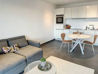 <p>Het appartement bestaat uit een inkomhall, een leefruimte met open keuken en gezellig terras, een badkamer met inloopdouche en toilet, een slaapkamer en een wasplaats.</p>
<p>Kelder en binnen staanplaats inbegrepen.</p>
<p>Lasten 70€ (onderhoud gemeenschappelijke delen, lift,..)<br /><br /></p>
<p></p>