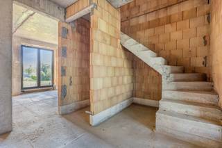 Bent u op zoek naar een moderne woning die u volledig naar eigen smaak kan afwerken? Dan is deze casco nieuwbouwwoning precies wat u zoekt! Gelegen...