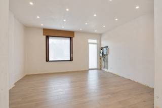 Te renoveren haflopen bebouwing met 3 slaapkamers op een perceel van 13a77ca, gelegen aan de Molemstraat nabij het centrum van Lummen. De woning is centraal gelegen en combineert rust met een uitstekende bereikbaarheid van voorzieningen zoals scholen, winkels en snelwegen. Bovendien is er een vlotte verbinding naar het centrum van Lummen, zowel via fietspaden als de autosnelweg, wat zorgt voor een aangenaam wooncomfort. Bewoonbare opp. 147m².<br /><br />INDELING: GELIJKVLOERS: Inkomhal; Keuken; Woon-en eetkamer; Badkamer; Garagebox.<br />EERSTE VERDIEP: 3 slaapkamers; toegang tot de zolder.<br />TUIN: Ruime oprit, binnenplaats en prachtige grote tuin, volledig omheind en voorzien van een tuinberging.<br /><br />TROEVEN:<br />•Bij de aankoop van een enige eigen ‘bescheiden’ woning kan u, genieten van het verlaagd tarief van 2%<br />•Verschillende mogelijkheden voor renovatie <br />•Recente boiler <br />•Het dak werd reeds geïsoleerd <br />•Deels dubbel glas, handmatige rolluiken<br />•Ruime oprit + garagebox.<br /><br />EPC-label E met een score van 407 kWh/m². Renovatieverplichting.<br />CV op gas. <br />Bestuursmaatregelen in het maatregelenregister: nee<br /><br />Kortom, deze woning is een unieke kans voor wie op zoek is naar een renovatieproject met veel mogelijkheden, een prachtige tuin en een centrale ligging. <br /><br />Voor meer info of bezichtiging bel Jeff op 0472/04.26.49 of 011 22 19 17. Bekijkt u deze advertentie via een aanverwante vastgoedsite, surf dan zeker naar onze website www.limburgsvastgoed.be voor een uitgebreide omschrijving en foto’s.