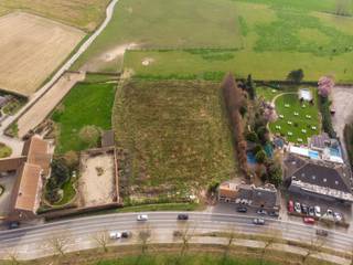 La parcelle est située en zone d’habitat à caractère rural, avec une zone agricole à l’arrière, ce qui vous garantit depuis le jardin une vue dégagée sur les champs environnants. Le jardin orienté plein sud assure en outre un ensoleillement optimal et une belle luminosité tout au long de la journée.
Selon les prescriptions urbanistiques en vigueur, il est possible de construire jusqu’à 15 mètres de profondeur au rez-de-chaussée et jusqu’à 12 mètres de profondeur à l’étage, ce qui offre de belles possibilités pour la réalisation d’une maison familiale spacieuse et confortable.
L’implantation de l’habitation est prévue à environ 14 mètres de la voirie.
Ce terrain à bâtir est situé le long de la Ninoofsesteenweg à Halle, dans un emplacement particulièrement pratique entre le centre de Halle et Pepingen. Le centre de Halle se trouve à seulement 2,4 km, tandis que le centre de Pepingen est à 3,3 km. Les commodités quotidiennes sont à proximité : un supermarché à 2,4 km, une école à 1,8 km et un arrêt de bus à seulement 17 mètres de la parcelle. La gare de Halle se situe à 4 km.
Les prescriptions urbanistiques et tous les documents pertinents sont disponibles à l’agence.
Une opportunité idéale pour ceux qui souhaitent vivre dans un environnement rural avec une vue dégagée, tout en restant à proximité des commodités et des axes de communication.
