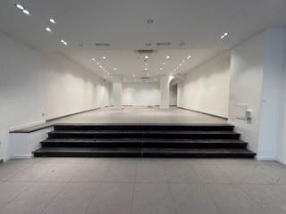 Handelspand van ca. 150 m² te huur in het bruisende centrum van Kortrijk. Het pand is gelegen tussen de Grote Markt en de Lange Steenstraat. <br /><br />Specificaties: <br />- Extra bergruimte<br />- Sanitairvoorziening<br />- Airco<br />- Moderne inrichting<br /><br />Op zoek naar bedrijfsvastgoed bestaande uit een handelspand te huur in het centrum van Kortrijk? Aarzel dan niet om ons te contacteren op het nummer 056 21 11 11.