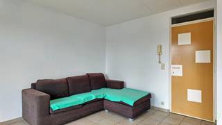 Dit instapklare appartement is gelegen in de Garenstraat te Eeklo, op een rustige maar tegelijk centrale locatie. Dankzij de praktische indeling en het onderhoudsvriendelijke karakter biedt dit appartement een aangename woonervaring, ideaal voor alleenstaanden of koppels die op zoek zijn naar comfort en bereikbaarheid.<br /><br /><strong>Ligging</strong><br /><br />Het appartement bevindt zich in de Garenstraat, een rustige straat op wandel- en fietsafstand van het centrum van Eeklo. Winkels, openbaar vervoer, scholen en andere dagelijkse voorzieningen liggen in de onmiddellijke omgeving. Deze combinatie van rust en centrale ligging zorgt voor optimaal wooncomfort.<br /><br /><strong>Indeling van de woning</strong><br /><br />Via de inkomhal bereikt u alle ruimtes van het appartement. Vooraan bevindt zich de slaapkamer, die aansluit op de badkamer. Verder geeft de inkomhal toegang tot de lichtrijke leefruimte met plaats voor een gezellige zithoek en eetplaats. De open keuken sluit hier mooi op aan en creëert een aangename, open woonruimte. Vanuit de leefruimte heeft u toegang tot het terras, waar u in alle rust kan genieten van de buitenlucht.<br /><br /><strong>Extra troeven</strong><br /><br />✅ Instapklaar appartement<br />✅ Terras aanwezig<br />✅ Praktische en efficiënte indeling<br />✅ Rustige en centrale ligging<br />✅ EPC label C<br /><br /><strong><em>Interesse? Eerste bezoekmoment voorzien op maandag 23 maart om 17u30!</em></strong>