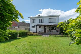 <p><strong>Zeer gunstig gelegen woning met drie slaapkamers op mooi perceel van 647 m²</strong><br /><br /><strong>Gunstig gelegen</strong> in een rustige straat doch vlakbij het centrum van Beerse met winkels, horeca, scholen, openbaar vervoer en met een vlotte bereikbaarheid naar de omliggende gemeenten en autostrade <strong>E34 Antwerpen - Eindhoven.</strong><br /><br />Deze aangename en charmante woning bestaat uit een royale inkomhal met gastentoilet, een zeer lichte en ruime leefruimte van 46 m² en een vernieuwde keuken achteraan die uitkijkt op de tuin. Deze <strong>volledig geïnstalleerde keuken </strong>bestaat uit een inductievuur met dampkap, koelkast en aparte diepvries, combi-oven en vaatwasser. Aansluitend hieraan de berging/wasplaats. Op het gelijkvloers vinden we ook de badkamer met douche in bad, bidet en wastafel terug en toegang naar de ruime kelder.<br /><br />Op de<strong> eerste verdieping</strong> treffen we 3 slaapkamers en een zolderkamer met natuurlijk licht die vrij eenvoudig in te richten is als 4e slaapkamer/bureau of dressing.<br /><br />Achteraan de woning werd een overdekt terras opgericht en een aparte vergunde garage en berging van 41 m². Verder een gezellige tuin op het oosten met veel privacy, alsook een grote oprit. Kruipkelder is aanwezig.<br /><br />De woning is wel te renoveren naar de hedendaagse normen. <br /><br />Renovatieplicht van toepassing. (E label). <br /><br />Bezoek deze woning op afspraak via info@dilegno.immo of 014 70 73 23<br /><br /><br /><br /></p>