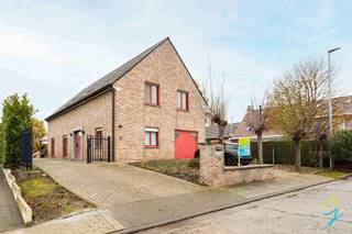 Te koop te Aalst! In een rustige straat te Hofstade (Aalst) vindt u deze instapklare gezinswoning op een perceel van maar liefst 877 m², met zicht...
