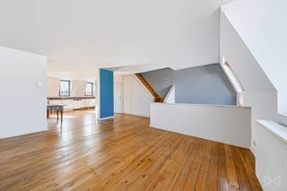 Saint-Gilles – Ideaal gelegen op de bovenste verdieping van een klein, rustig en goed onderhouden gebouw, in de directe nabijheid van Place Stéphanie en Avenue Louise, en dicht bij alle voorzieningen (openbaar vervoer, winkels, scholen, restaurants, enz.). We Invest biedt dit schitterende appartement aan. Het omvat een inkomhal, een ruime en lichte woonkamer, een volledig uitgeruste open keuken, een apart toilet met handenwasser en een wasruimte. Op de zolderverdieping bevindt zich een ruimte die momenteel is ingericht als slaapkamer, inclusief een eigen badkamer. Het appartement beschikt over veel bergruimte en ingebouwde kasten, dubbele beglazing en een kelder. Er is een individuele gasketel aanwezig en de elektrische installatie is conform. EPC-score: G. Lage gemeenschappelijke lasten. Beschikbaar bij het verlijden van de akte. Plan snel uw bezoek! 02 217 22 91