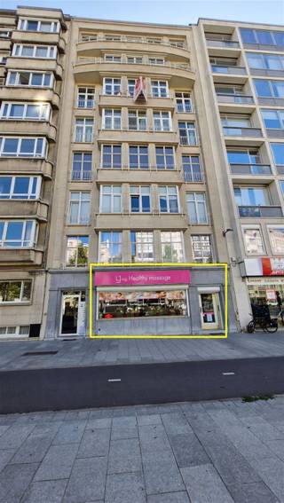 <p><span>Verhuurd handelsgelijkvloers op 'Den Boulevard'</span></p><p><span>Dit handelsgelijkvloers is gelegen op de Frankrijklei, nabij de as Meir - De Keyserlei.</span></p><p><span>Het kantoor is momenteel in gebruik als handelsruimte en heeft een eigen inkom.</span></p><p><span>Via deze inkomhal komen we in een polyvalente ruimte met grote raampartij. In de tussenzone van deze entiteit is er vervolgens een natte cel met kitchenette, badkamer, toilet en wasplaats. Achteraan werden er in totaal 6 units gecreëerd voor huidige handelsactiviteit. Het geheel werd betegeld.</span></p><p><span>KWALITEITEN:</span></p><p><span>- prima ligging nabij de as Meir - De Keyserlei</span></p><p><span>- stabiele huurder sinds 2020</span></p><p><span>- conforme elektrische installatie, asbestvrij</span></p><p><span>- epc simulatie met performante ramen in aanvraag</span></p><p><span>Voor meer informatie: <span>www.immodelaet.be</span></span><span> </span></p><p><span>Interesse in GRATIS SCHATTING van uw eigendom? Contacteer ons! 03/644.00.88 – <span>info@immodelaet.be</span></span><span> </span></p><p><span> </span></p>