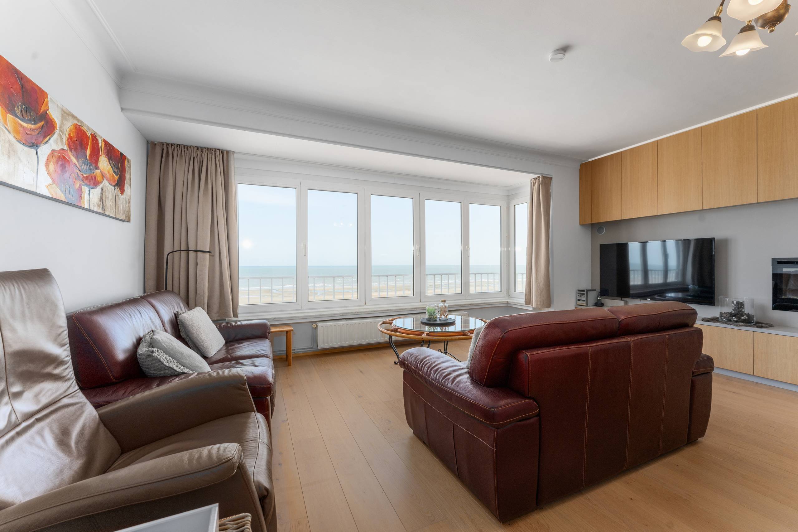 Gerenoveerd appartement te koop op de zeedijk van Koksijde! - foto 1