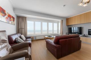 Koksijde : Op zoek naar een stijlvol en instapklaar appartement met frontaal zeezicht? Dit prachtig gerenoveerde appartement van 88m², gelegen op...