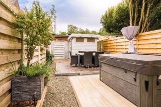 <p><span>Laat u verrassen door deze lichtrijke en instapklare woning:</span></p><p><span> </span></p><p><span>Troeven:</span></p><ul><li><span>3 slaapkamers </span></li><li><span>10 Zonnepanelen met batterij </span></li><li><span>EPC C </span></li><li><span>Oprit voor 1 wagen </span></li><li><span>Achteruitgang voor fietsen</span></li><li><span>…</span></li></ul><p><span> </span></p><p><span>Indeling:</span></p><p><span>Via de inkomhal met traphal betreedt u de woning.</span></p><p><span>Aan de linkerzijde bevindt zich de open en lichtrijke leefruimte met vooraan een gezellige bureauruimte.</span></p><p><span>De lichtstraat leidt naar de volledig uitgeruste keuken met oven, microgolfoven, vaatwasmachine, kookplaat, dampkap, dubbele spoelbak en koelkast.</span></p><p><span>Verder beschikt het gelijkvloers over een apart toilet, een wasplaats en toegang tot de tuin via de achterdeur.</span></p><p><span>Op de eerste verdieping bevinden zich 3 slaapkamers en een badkamer met inloopdouche, lavabomeubel en toilet.</span></p><p><span>Daarnaast beschikt de woning over een praktische kelder en zolderruimte, ideaal voor extra opslag.</span></p><p><span> </span></p><p><span>Ligging:</span></p><p><span>Gelegen nabij scholen, winkels, openbaar vervoer, het station van Duffel en belangrijke invalswegen richting Antwerpen en Brussel.</span></p>