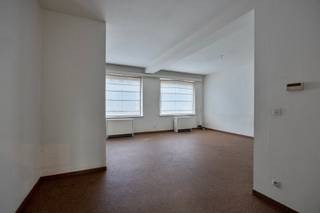 <p>Bij het betreden van dit gelijkvloers appartement komen we binnen in de inkomhal, vanwaar we vlot toegang hebben tot de eet- en leefruimte met aansluitend een praktische keuken.</p>
<p>Het appartement beschikt verder over drie slaapkamers en een badkamer met douche. De verwarming gebeurt via een elektronische accumulatiekachel.</p>
<p>In de ondergrondse garage is een autostaanplaats voorzien, evenals een afgesloten berging.</p>
<p>Contact<br />Voor meer informatie of een bezichtiging kan u ons steeds bereiken op 0499/30.87.87 of via info@immo-bosmans.be</p>