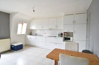 Dit appartement is ideaal voor wie een vlotte bereikbaarheid belangrijk is. Gelegen pal aan het station van Bissegem, geniet je van een...