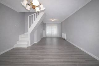 Bent u op zoek naar een woning die comfort, ruimte en een uitstekende ligging combineert? Dan zal deze charmante gezinswoning in de Aerschotstraat 68 te Sint-Niklaas u zeker aanspreken. Deze instapklare woning is perfect geschikt voor starters, jonge gezinnen of investeerders die een kwalitatieve, goed onderhouden woning in een centrale en toch rustige omgeving zoeken.<br /><br />Het gelijkvloers biedt een lichte en open leefruimte die direct een warme en huiselijke sfeer uitstraalt. Aansluitend bevindt zich een gesloten keuken, praktisch ingedeeld en voorzien van toestellen en opbergruimte. De badkamer is modern afgewerkt en voorzien van een inloopdouche en toilet, terwijl de aangrenzende wasplaats plaats biedt voor een wasmachine en droogkast. Vanuit het gelijkvloers heeft u bovendien toegang tot een gezellige koer, een kleine tuin waar u kunt genieten van de buitenlucht.<br /><br />Op de eerste verdieping bevinden zich twee comfortabele slaapkamers, elk met voldoende ruimte voor een tweepersoonsbed of extra opbergmeubels. De tweede verdieping beschikt over nog eens twee volwaardige slaapkamers, waardoor deze woning ook uitstekend geschikt is voor gezinnen die behoefte hebben aan meerdere slaapkamers of ruimte voor een thuiskantoor.<br /><br />De woning beschikt over een EPC-label B, wat garant staat voor een energiezuinig en duurzaam karakter, met lagere energiekosten en een comfortabele woonomgeving. De ligging van de woning is eveneens een belangrijke troef: rustig gelegen in een aangename straat, maar toch op wandelafstand van scholen, winkels, openbaar vervoer en het station van Sint-Niklaas. Alles wat u nodig heeft voor het dagelijkse leven, bevindt zich dus letterlijk binnen handbereik.<br /><br />Deze woning biedt de perfecte combinatie van praktische indeling, moderne afwerking, energie-efficiëntie en een toplocatie, waardoor ze een uitstekende keuze vormt voor iedereen die op zoek is naar een instapklare gezinswoning of een rendabele investering. Mis deze unieke kans niet en plan vandaag nog uw bezichtiging!