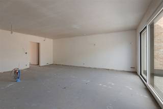 <p>In de Pluimstraat te Haaltert, op een boogscheut van het dorpscentrum, bevindt zich deze bijna afgewerkte nieuwbouwwoning. Een ideale opportuniteit voor wie zijn woning nog naar eigen smaak wil afwerken, zonder in te boeten aan comfort en moderne technieken.</p><p>De woning werd reeds uitgerust met alle conforme installaties volgens de geldende EPB-normen, waaronder elektriciteit, sanitair en ventilatie. Daarnaast beschikt ze over dubbele hoogrendementsbeglazing, wat bijdraagt aan een energiezuinig en aangenaam woonklimaat.</p><p>Bij het betreden van de woning ervaart u meteen het open en lichtrijke karakter. De leefruimte sluit naadloos aan op de keuken en biedt een mooie connectie met de tuin. Grote raampartijen zorgen voor een overvloed aan natuurlijk licht en een aangenaam zicht op het aangelegde terras en de ruime omheinde tuin.</p><p>Verder beschikt de woning over:</p><p>Een ruime inpandige garage met sectionale poort<br />4 volwaardige slaapkamers, met mogelijkheid tot het creëren van een 5de slaapkamer<br />2 aparte toiletruimtes</p><p>De afwerking van de keuken, sanitaire ruimtes, vloeren en binnendeuren is nog vrij te kiezen door de koper. Dit biedt u de kans om deze woning volledig naar uw eigen smaak en budget in te richten.</p><p>Extra troef: deze woning komt in aanmerking voor aankoop aan het verlaagde btw-tarief van 6% (onder voorwaarden), dankzij het stelsel van sloop en heropbouw.</p><p>Interesse? Contacteer ons vandaag nog voor meer informatie of een bezoek!</p>