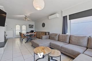 <p><span>Gerenoveerde, instapklare woning op leuke ligging</span></p><p><span> </span></p><p><span>Belangrijkste troeven:</span></p><p><span>- Gerenoveerde, instapklare woning</span></p><p><span>- Voorzien van PV-panelen, thuisbatterij 10 kW en airco's</span></p><p><span>- Reeds gerenoveerd: ramen, badkamer, keuken, spouwmuurisolatie...</span></p><p><span>- Praktische indeling met mooie ruimtes</span></p><p><span>- Ruime woonkamer met veel lichtinval</span></p><p><span>- Leuke veranda en praktische garage</span></p><p><span>- Mooi perceel van 1111m2 met tuin- en werkhuis</span></p><p><span>- Ideale ligging: rustig en goede bereikbaarheid van scholen, winkels, centrum...</span></p><p><span> </span></p><p><span>Bekijk zeker ook onze grondplannen met de afmetingen. Zo krijgt u van thuis uit al een perfect beeld van wat deze woning te bieden heeft!</span></p><p><span>Wenst u meer info of een vrijblijvende bezichtiging, contacteer dan ons kantoor op het nummer 014 39 99 99 en wij helpen u graag verder.</span></p>