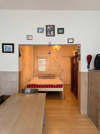 Située dans une rue latérale calme de la Meulesteedsesteenweg et de la Voorhavenlaan, à proximité des parcs et quais récemment rénovés, vous découvrirez ce bâtiment solide de trois niveaux.
Composition : Rez-de-chaussée comprenant un double séjour, un hall d’escalier, une cuisine (sur cour couverte) et une salle de bains.
Au 1er étage : deux chambres spacieuses. Au 2e étage, actuellement en rénovation (toiture isolée, placement des cloisons), possibilité de deux chambres supplémentaires, dont une en niveau surélevé — un atout charmant de cette habitation chaleureuse. Toiture et gouttières en ordre.
Investissement intéressant : le bien est actuellement loué, mais l’attestation de conformité n’a pas encore été délivrée suite à certaines infractions. Aucun problème structurel constaté.
Électricité conforme. Chauffage central via chaudière murale gaz non condensante (remplacement conseillé). PEB niveau E : 452 kWh/m² (obligation de rénovation). Structure attractive dans un quartier à potentiel de croissance constant. Pour plus d’informations, contactez l’agent immobilier Cedric. Appelez son équipe au 054 41 25 00. Siège principal à Geraardsbergen et bureau à Ekkerge mstraat 3, Gent.