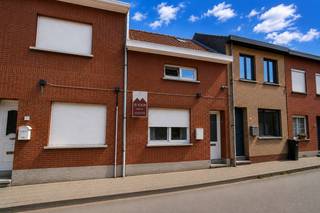 Bent u op zoek naar een gezellige woning waar comfort, charme en een uitstekende bereikbaarheid perfect samenkomen? Dan is deze prachtige eigendom gelegen te Molleveld 6 in Terhagen (Rumst) absoluut een bezoek waard. Deze charmante woning bevindt zich op een rustige locatie, waar u kunt genieten van een aangename woonomgeving en de nodige privacy, terwijl u toch profiteert van een vlotte verbinding naar belangrijke invalswegen. Dankzij de nabijheid van onder andere de E19 en de A12 zijn steden zoals Antwerpen, Mechelen en Brussel eenvoudig bereikbaar.<br /><br />De woning werd met veel zorg onderhouden en is dankzij de moderne afwerking en het gunstige EPC-label B volledig klaar om onmiddellijk te betrekken. Hier hoeft u niet te renoveren en kunt u meteen genieten van een comfortabele en energiezuinige thuis.<br /><br />Bij het binnenkomen wordt u verwelkomd in de inkomhal die toegang geeft tot de gezellige en lichtrijke leefruimte. Dankzij de open indeling geniet de leefruimte van een aangename connectie met de moderne open keuken, wat zorgt voor een warme, uitnodigende sfeer. De hedendaagse keuken is praktisch ingericht en voorzien van een stijlvolle afwerking.<br /><br />Aansluitend aan de keuken bevindt zich de moderne badkamer, die volledig werd afgewerkt met oog voor comfort en uitstraling. Deze beschikt over een ruime douche, een lavabo en een toilet. Daarnaast is er nog een praktische bergruimte aanwezig met aansluiting voor een wasmachine. Deze ruimte biedt de perfecte oplossing voor het creëren van een aparte wasplaats en zorgt voor extra opberggemak.<br /><br />Op de eerste verdieping bevinden zich twee ruime slaapkamers. De zolderverdieping vormt bovendien een mooie extra troef van deze woning. Deze open ruimte biedt tal van mogelijkheden en kan perfect ingericht worden als thuiskantoor, hobbyruimte, ontspanningsruimte, speelkamer of extra bergruimte. Hierdoor beschikt de woning over heel wat flexibiliteit en groeimogelijkheden.<br /><br />Naast de uitstekende indeling en de instapklare staat, geniet deze woning ook van een bijzonder aangename ligging. U woont hier in een rustige omgeving met een dorps karakter, terwijl alle nodige voorzieningen, winkels, scholen en verbindingswegen binnen handbereik zijn.<br /><br />Deze woning is dan ook de ideale opportuniteit voor starters, jonge gezinnen of koppels die op zoek zijn naar een gezellige en moderne thuis zonder renovatiewerken. Een unieke combinatie van rust, comfort, energiezuinigheid en bereikbaarheid!