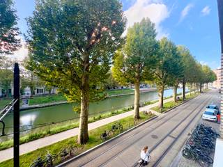 Vraag uw bezoek aan via immodavinci.be<br /><br />Ligging<br />Dit appartement bevindt zich in de residentie Tenerife gelegen aan de Coupure Rechts waar bereikbaarheid, wonen aan het water en een groene omgeving hand in hand gaan. Door deze topligging bent u slechts op 5 minuten verwijderd van het historisch centrum van Gent. In de directe omgeving zijn tal van uitvalswegen aanwezig. Alsook openbaar vervoer, winkels, parken en supermarkten bevinden zich op wandelafstand (Mobiscore 9,4/10).<br /><br />Indeling <br />Binnenkomen doet u in de inkomhal. De inkomhal leidt u naar de leefruimte met half open keuken. De keuken is volledig uitgerust met alle nodige toestellen (ijskast, diepvriesvakje, kookplaat, dampkap, oven. Vanuit de leefruimte hebt u zicht op het water.<br /><br />Verdere beschikt het appartement over twee slaapkamers. Een grote slaapkamer met toegang tot een ruim terras en 1 kleine slaapkamer, ideaal als bureau. De badkamer is voorzien van een lavabo, wc en bad met douchemogelijkheid. Verder is er een ondergrondse berging.<br /><br />Er is een mogelijkheid tot aansluiting van een wasmachine of een vaatwas.<br /><br />-Appartement wordt onbemeubeld verhuurd<br />-Termijn: 9j contract<br />-Beschikbaar : onmiddellik<br />-DOMICILIE VERPLICHT<br />-Huurprijs: €950+ €90 provisie gemeenschappelijke kosten + 100 euro provisie voor verwarming en warm water<br />-Electriciteit zelf af te sluitenVraag uw bezoek aan via immodavinci.be<br /><br />Ligging<br />Dit appartement bevindt zich in de residentie Tenerife gelegen aan de Coupure Rechts waar bereikbaarheid, wonen aan het water en een groene omgeving hand in hand gaan. Door deze topligging bent u slechts op 5 minuten verwijderd van het historisch centrum van Gent. In de directe omgeving zijn tal van uitvalswegen aanwezig. Alsook openbaar vervoer, winkels, parken en supermarkten bevinden zich op wandelafstand (Mobiscore 9,4/10).<br /><br />Indeling <br />Binnenkomen doet u in de inkomhal. De inkomhal leidt u naar de leefruimte met half open keuken. De keuken is volledig uitgerust met alle nodige toestellen (ijskast, diepvriesvakje, kookplaat, dampkap, oven. Vanuit de leefruimte hebt u zicht op het water.<br /><br />Verdere beschikt het appartement over twee slaapkamers. Een grote slaapkamer met toegang tot een ruim terras en 1 kleine slaapkamer, ideaal als bureau. De badkamer is voorzien van een lavabo, wc en bad met douchemogelijkheid. Verder is er een ondergrondse berging.<br /><br />Er is een mogelijkheid tot aansluiting van een wasmachine of een vaatwas.<br /><br />-Appartement wordt onbemeubeld verhuurd<br />-Termijn: 9j contract<br />-Beschikbaar : onmiddellik<br />-DOMICILIE VERPLICHT<br />-Huurprijs: €950+ €90 provisie gemeenschappelijke kosten + 100 euro provisie voor verwarming en warm water<br />-Electriciteit zelf af te sluiten