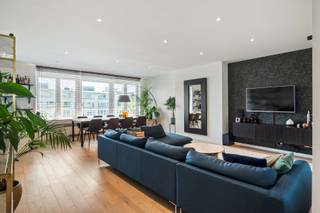 Welcome to your new home! This sun-drenched apartment enjoys a prime location in Wilrijk. A vibrant neighbourhood where all daily amenities are...