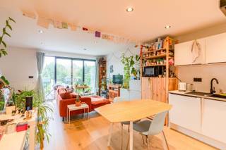 Schrijf u in voor het bezoekmoment via de website Makelaarshuys<br />Dit vernieuwd en instapklaar appartement van 80m² is gelegen in een kleine residentie met 5 appartementen. Dit appartement is voorzien van een ruime living met een open keuken die voorzien is van alle toestellen. Vanuit de livingruimte kunnen we makkelijk het terras bereiken. Er is tevens een grote gemeenschappelijke tuin. Het appartement is verder voorzien van 2 slaapkamers en een mooie badkamer met lavabo en inloopdouche. het toilet is afzonderlijk. Graag tot binnenkort.