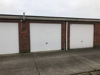 Garage gelegen in een complex tussen de Ramstraat en de Zonstraat te Lier.Thans 2 garages beschikbaar: B7 en C16Jaarlijkse huurprijs voor één garage...