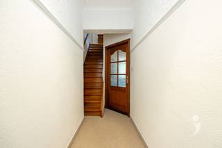 Ontdek deze op te frissen woning in een rustige straat in Wijgmaal centrum. Via de inkomhal bereiken we de gezellige leefruimte met zithoek en...