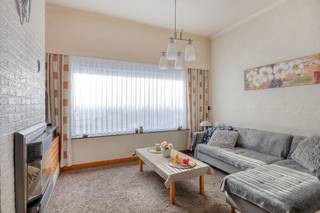 Welkom in deze open bebouwing, welke zeer goed gelegen is vlakbij invalswegen, winkels en scholen.<br />De woning beschikt over een praktische indeling met meerdere slaapkamers, een aparte bijbouw en een ruime garage met verdieping.<br /><br />Bij het binnenkomen kom je in de inkomhal.<br />De lichtrijke leefruimte sluit aan op de aparte keuken, die op haar beurt toegang biedt tot de badkamer met toilet.<br /><br />Op de eerste verdieping bevinden zich<strong> twee slaapkamers</strong>.<br />Daarnaast is er een zolderruimte die extra mogelijkheden biedt voor stockage.<br /><br />Via de koer bereik je de <strong>bijbouw</strong>, gelegen achter de keuken van de hoofdwoning.<br />Op het gelijkvloers vind je hier een toilet en de mogelijkheid om een keuken en een douche te installeren.<br />De eerste verdieping omvat nog <strong>twee kamers</strong>, wat extra ruimte biedt voor diverse doeleinden.<br />Extra troef is de ruime <strong>garage met een extra verdieping</strong>.<br />Als kers op de taart nog een zonnige tuin.<br /><br />Aluminium en houten ramen met enkel en dubbel glas en verwarming op aardgas.<br />Bron bewoonbare oppervlakte : EPC - certificaat<br /><br />Kom zeker een kijken!<br />Bel ons voor een bezoek op 03/775.78.79.<br />Ben je ook van plan jouw eigendom te verkopen? Maak een afspraak voor een gratis schatting, wij maken er samen een succesverhaal van.
