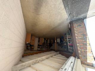 Deze uitzonderlijk ruime garage is gelegen in de Oorlogsinvalidenlaan in Westende Bad, op een toplocatie in het centrum en vlak bij de Koning Ridderdijk (de zeedijk). Een zeldzame opportuniteit voor wie op zoek is naar veel ruimte en comfort op een centrale locatie.<br /><br />Met een oppervlakte van ca. 36 à 38 m² biedt deze garage plaats aan minstens twee wagens, met bovendien nog extra ruimte voor fietsen, opslag of bijkomende bergruimte.<br /><br />De garage beschikt over een makkelijke toegang en een vlotte inrit met een breedte van 2,61 meter en een hoogte van 1,85 meter, wat zorgt voor comfortabel in- en uitrijden.<br /><br />Dankzij de royale afmetingen en centrale ligging is deze garage ideaal voor eigen gebruik of als interessante investering in een buurt waar parkeerplaatsen bijzonder gegeerd zijn.<br /><br />Voor meer informatie of een bezoek kunt u contact opnemen met Inti op inti@immofrancois.be<br /><br /> of 0499 74 89 74.<br /><br />