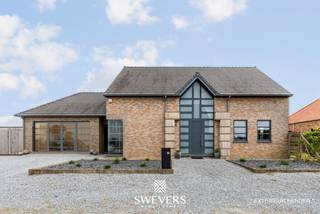 Voor meer info en foto’s, surf naar www.swevers.be – Welkom aan de Papeheide 29 in Kortessem, waar deze ruime en instapklare open bebouwing comfort, ruimte en functionaliteit mooi combineert. Met een bewoonbare oppervlakte van 311 m² op een perceel van 8a 36ca is dit de ideale thuis voor wie royaal wil wonen én werken. De lichtrijke leefruimte van ruim 39 m² vormt het gezellige hart van de woning en sluit aan op de volledig uitgeruste leefkeuken van bijna 27 m². Deze werd in 2016 vernieuwd en beschikt over kwalitatieve Neff-toestellen, een ingebouwd koffietoestel en een Amerikaanse koelkast. Grote raampartijen zorgen voor veel natuurlijk licht en een fijne connectie met de tuin. Een extra troef is de multifunctionele praktijkruimte van ca. 18 m², momenteel ingericht als kapsalon, maar ook perfect bruikbaar als thuisbureau, hobbykamer of praktijk. Dankzij de ruime parkeermogelijkheden vooraan ontvangt u bezoekers of klanten met gemak. Op de verdieping vindt u vier volwaardige slaapkamers van ca. 18 tot 21 m², ideaal voor een groot gezin, gasten, bureau- of dressingruimte. Verder zijn er een praktische badkamer, een zolder van 18,40 m² en een volledig onderkelderde kruipkelder met veel bergruimte. Ook technisch zit het goed: conforme elektriciteit, thermisch aluminium schrijnwerk met hoogrendementsglas, EPC-label C, alarm, brandalarm en een regenwaterput aangesloten op toiletten en wasplaats. De dubbele inpandige garage, carport en tuinberging bieden extra comfort. Met scholen, winkels, openbaar vervoer en de autosnelweg vlakbij geniet u hier van een vlotte ligging nabij Kortessem en Hasselt. Voor meer informatie, bel 011 255 155. Bron bewoonbare oppervlakte: EPC – verslag.
