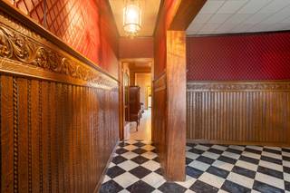 <p><strong>TE RENOVEREN RIJWONING MET TUIN EN GARAGEBOXEN</strong></p>
<p>Deze te renoveren, ruime rijwoning met tuin en achtergelegen garageboxen biedt een uitstekende kans voor wie op zoek is naar een woning met veel potentieel. Dankzij de grote leefruimtes en meerdere kamers zijn er tal van mogelijkheden om het interieur volledig naar eigen smaak in te delen. Het huis leent zich perfect voor een grondige renovatie, waarbij u de kans krijgt om alles een eigentijdse uitstraling te geven en er een comfortabele, moderne thuis van te maken.</p>
<p>Achteraan het perceel bevinden zich praktische garageboxen, die ideaal zijn als extra bergruimte of veilige parkeerplek voor één of meerdere voertuigen. De zonnige tuin vormt een fijne buitenruimte waar u, na renovatie, heerlijk kunt ontspannen. De woning ligt bovendien in een aangename buurt, dicht bij winkels, scholen en het openbaar vervoer, wat de dagelijkse praktische noden eenvoudig maakt.</p>
<p>Of u nu een investeerder bent die een project zoekt of iemand die graag zelf renoveert en zijn creativiteit wil benutten: deze rijwoning biedt tal van mogelijkheden om er een schitterende woonplek van te maken.</p>
<p>Interesse? Contacteer Katrien: 0473/42.76.99. – katrien@cornelis-partners.be</p>
<p><strong>Vraagprijs: €159.000</strong></p>