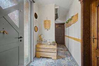 Bij aankomst valt meteen de royale parkeergelegenheid en de ruime garage op – ideaal voor wie comfort en praktisch gemak belangrijk vindt. Binnenin geniet je van een warme en lichtrijke leefruimte met een prachtig zicht op de gezellige tuin, waar het heerlijk vertoeven is.<br /><br />De woning beschikt momenteel over 2 ruime slaapkamers, met de mogelijkheid om eenvoudig uit te breiden naar maar liefst 4 slaapkamers – perfect voor groeiende gezinnen of wie extra ruimte zoekt voor een bureau of hobbykamer.<br /><br />De geïnstalleerde keuken nodigt uit tot gezellig koken, terwijl de badkamer op de bovenverdieping (met douche, lavabo en toilet) en het aparte gastentoilet zorgen voor extra comfort. Bovendien is er een ruime zolder en heel wat handige opbergruimte aanwezig.<br /><br />Dankzij de solide basis en het grote potentieel is dit niet alleen een ideale gezinswoning, maar ook een slimme investering met toekomstmogelijkheden.<br /><br />Laat je verrassen door de ruimte, de ligging en de mogelijkheden van deze woning – een unieke kans die je niet mag missen!<br /><br />Het epc dient nog aangepast te worden omdat de keurder geen rekening heeft gehouden met de verwarming op mazout.