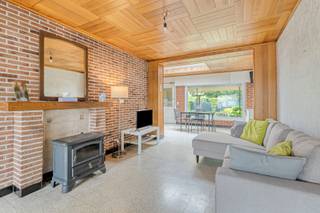 Ontdek deze charmante halfopen bebouwing op een absolute toplocatie in Sint-Eloois-Winkel. Gelegen in een rustige, doodlopende straat zonder doorgaand verkeer, geniet u hier van maximale privacy en een groene, aangename woonomgeving. Deze woning biedt een unieke kans voor wie zijn eigen stempel wil drukken: dankzij de renovatieverplichting (EPC F) kan u deze woning volledig naar eigen smaak en tempo moderniseren, terwijl u er ondertussen al kan wonen.<br /><br />Indeling<br />Bij het betreden van de woning komt u in de inkomhal met gastentoilet. De lichtrijke leefruimte bestaat uit een gezellige living met eetplaats aan de voorzijde en een tweede eetruimte aan de achterzijde met zicht op de tuin. <br />Aansluitend bevindt zich de keuken. Verder is er nog een praktische kelderruimte aanwezig. De woning beschikt over een uitzonderlijk diepe garage, wat tal van mogelijkheden biedt naar renovatie en uitbreiding.<br /><br />Op de eerste verdieping bevinden zich drie slaapkamers, waarvan twee zeer ruime. De badkamer is uitgerust met een toilet, ligbad en wastafel. <br />Via een zoldertrap bereikt u de opbergzolder.<br /><br />De woning beschikt over een aangename, onderhoudsvriendelijke tuin die ook bereikbaar is via een handige zijingang, ideaal voor fietsen of tuinmateriaal.<br /><br />Technisch<br />- Bewoonbare oppervlakte: 163 m² (volgens EPC)<br />- EPC: F (renovatieverplichting van toepassing)<br />- Warm water via elektrische boiler<br />- Koken op gas (via externe gasflessen)<br />- Combinatie van hout en PVC ramen<br />- Enkel en dubbel glas aanwezig<br />- Dakisolatie: ca. 6 cm<br />- Regenwaterput van ca. 5.000 liter<br />- Rolluiken aanwezig<br />- Zadeldak boven de garage<br /><br />Troeven<br />- Topligging in een rustige, doodlopende straat<br />- Geen doorgaand verkeer<br />- Groene en aangename woonwijk<br />- Mogelijkheid tot gefaseerd renoveren (wonen en vernieuwen)<br />- Zeer diepe garage met uitbreidingspotentieel<br />- Zijtoegang naar de tuin<br />- Veel ruimte en lichtinval<br />- Ideale woning voor wie zijn eigen woonproject wil realiseren<br /><br />Bent u op zoek naar een woning met potentieel op een rustige toplocatie waar u volledig uw eigen verhaal kan schrijven? Neem vandaag nog contact op en ontdek zelf de mogelijkheden van deze unieke kans!