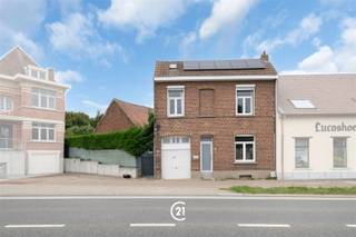 OPDoe een bod vanaf 329 000 euroGerenoveerde woning met tuin en bijgebouw op centrale ligging in Grimbergen en mooie tuin.Deze instapklare woning met tuin en bijgebouw is gelegen op een zeer centrale locatie in Grimbergen, met een vlotte verbinding naar de grote invalswegen en autostrades.Indeling: Gelijkvloers: inkomhal, eerste zithoek, volledig uitgeruste keuken, tweede zithoek, toilet en badkamer. Eerste verdieping: twee volwaardige slaapkamers. Zolderverdieping: bereikbaar via vaste trap en ingericht als derde slaapkamer.De woning is gelegen op een perceel van 2a 40ca. In de tuin bevindt zich een bijgebouw met een vierde slaapgelegenheid, uitgerust met toilet en douche. Kelder.Technische kenmerken: 15 hoogrendement zonnepanelen (2022) - Gascondensatieketel en warmtepomp/airco in alle ruimtes - Vernieuwde ramen (2024) - Nieuwe keuken (2022)Alle leidingen vernieuwd - Asbest: golfplaten bijgebouw - Parkeermogelijkheid op 50 m (grote publieke parking) Deze woning combineert een centrale ligging met moderne renovaties en is klaar voor onmiddellijk gebruik.