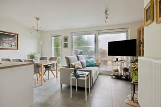 Dankzij het gunstige EPC A-label woon je hier niet alleen uiterst comfortabel, maar ook uiterst energiezuinig.<br /><br />Indeling:<br /><br />- inkomhal<br />- toilet<br />- leefruimte met open keuken voorzien van alle toestellen<br />- ruim zonnig leefterras<br />- badkamer met inloopdouche, lavabo met meubel en wasruimte (achter ingebouwde kast)<br />- slaapkamer 1<br />- slaapkamer 2<br /><br />Geen parkeer- of opbergzorgen dankzij de private autostaanplaats en de handige gemeenschappelijke fietsenberging en afvalberging.<br /><br />Gelegen aan de Gentsesteenweg woon je op wandel- en fietsafstand van het centrum van Eeklo. Winkels, openbaar vervoer, scholen en gezellige horeca bevinden zich in de directe nabijheid. Bovendien geniet je van een vlotte verbinding richting Gent, Brugge en de N49.<br /><br />Troeven van dit appartement:<br /><br />- voorzien van moderne technieken en klaar voor de toekomst<br />- instapklaar en praktisch ingericht<br />- 2 slaapkamers<br />- zonnig terras<br />- kleinschalige residentie<br />- beschikbaar bij akte<br /><br />Ben je op zoek naar een zorgeloze eigen woning of een slimme, toekomstbestendige vastgoedinvestering in Eeklo?<br /><br />Neem vandaag nog contact op voor meer informatie of om een bezoek in te plannen!<br /><br /><br />Bestuursmaatregelen in het maatregelenregister: nee