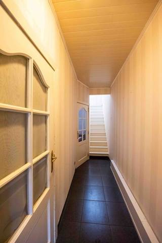 Deze instapklare rijwoning is gunstig gelegen nabij het centrum van Deerlijk.U komt binnen in de inkomhal met doorgang naar de garage, die uitgerust...