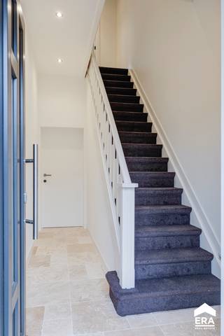 <p>Deze recent gerenoveerde gezinswoning heeft mooie en lichtrijke ruimtes. In 2025 is de volledige woning gerenoveerd en voorzien van alle gemakken. </p>
<p>Uiterst gunstig gelegen in het centrum van Hamont met een vlotte verbinding naar o.a. omliggende gemeentes, winkels en scholen. De Nederlandse grens is op enkele honderden meters te vinden.<br /><br />Aan de achterkant is er een gezellige stadstuin en terras te vinden. De eigenaar gaat deze tuin nog verder aanleggen.<br /><br /><u><strong>Enkele troeven:</strong></u></p>
<ul><li>2 ruime slaapkamers</li><li>Dicht bij Nederlandse grens</li><li>Geen renovatieverplichting: label B</li><li>Elektrische installatie conform AREI</li><li>Asbestveilig</li></ul>
<p><strong><u>Indeling:</u> </strong> </p>
<ul><li><strong>Gelijkvloers</strong>: inkomhal, woonkamer, eetkamer, keuken, toilet, gezellige stadstuin, kelder</li><li><strong>Verdieping:</strong> nachthal, slaapkamer 1, slaapkamer 2, badkamer</li></ul>