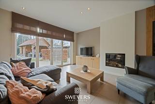 Voor meer info en foto’s, surf naar www.swevers.be – In een rustige, residentiële<br />buurt van Koersel vind je deze instapklare landelijke woning met een bewoonbare<br />oppervlakte van 296 m², verdeeld over drie volwaardige verdiepingen. De woning telt<br />vier ruime slaapkamers, twee badkamers, een bureauruimte en een grote leefruimte<br />met gashaard en zicht op de zuidgerichte tuin. De keuken van 24 m² is perfect<br />geïntegreerd en geeft eveneens uit op de tuin. Inpandige garage, handige berging en<br />ingebouwde vestiaires maken het plaatje compleet. Op de eerste verdieping is er o.a.<br />een master bedroom met dressing, drie kinderkamers met airco, een badkamer én<br />extra doucheruimte. De zolder (49 m²) biedt extra opslagruimte, net als de droge<br />kelder van 184 m². Gebouwd in 2007 en tuinaanleg, tuinberging, gashaard en<br />maatwerkkasten tussen 2010- 2019. Voorzien van 24 zonnepanelen, airco’s,<br />maatkasten en een volledig aangelegde, omheinde tuin op een perceel van 7a80.<br />Gelegen op wandelafstand van winkels, scholen en ontspanning, met vlotte<br />bereikbaarheid. Voor meer informatie, bel 011 255 155. Bron bewoonbare<br />oppervlakte: EPC – verslag.