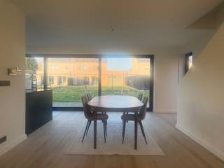 <strong>INDELING</strong><br />De inkomhal met apart toilet geeft toegang tot de leefruimte met open keuken, hieruit heb je zicht op de tuin. De inkom geeft ook toegang tot de inpandige garage voorzien van maatkasten.<br /><strong><span><br /></span></strong><strong>1 STE VERDIEPING</strong><br />Op de verdieping zijn er 4 slaapkamers waarvan 1 een ensuite douchekamer heeft met toilet en lavabo. De 2de badkamer is voorzien van dubbele lavabo en ligbad. Ook een apart toilet vindt men op deze verdieping.<br /><br /><strong>2 DE VERDIEPING<br /></strong>Te bereiken via een vaste trap komt men in een ruime en open ruimte, deze ruimte kan polyvalent ingezet worden. <br /><br /><strong>BIJZONDERHEDEN<br /></strong><span>In gans de woning is er vloerverwarming voorzien, tevens werden er zonnepanelen geïnstalleerd. De ramen zijn in 3 dubbel glas.<br />Het is een energiezuinige nieuwbouw woning met een EPC label A.<br /><br /><strong>POSITIEVE ASPECTEN<br /></strong>Instapklaar<br />Rustig gelegen<br />5 slaapkamers<br />Energiezuinig<br />Zonnepanelen<br /></span>